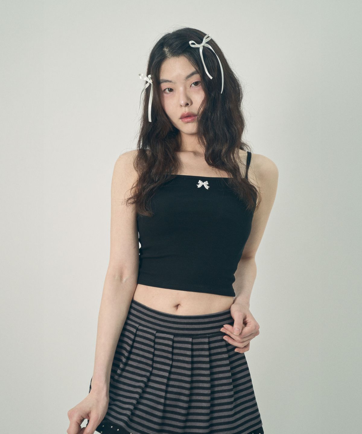 미헤브(MIHEV) 리본 슬리브리스 탑 블랙