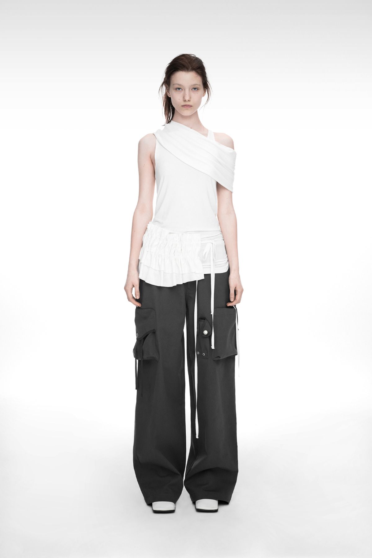 나체(NACHE) STRAP WIDE CARGO PANTS (UNISEX) CHARCOAL