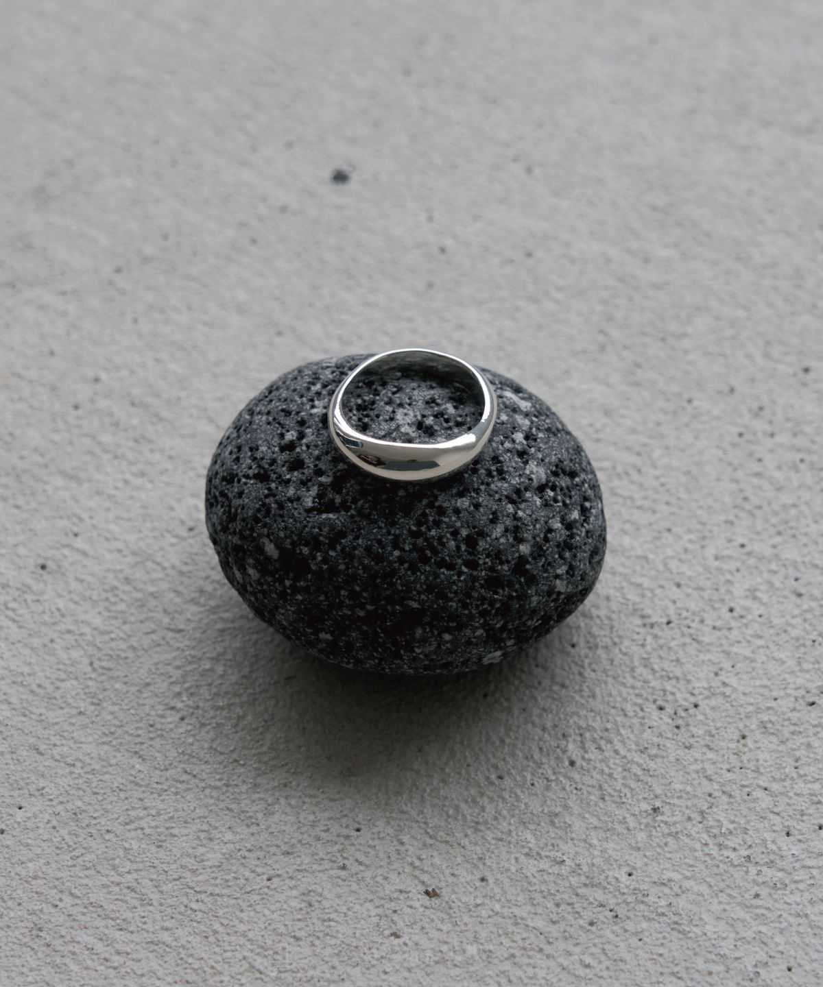 투쉐이드(TOUCHÉD) PEBBLE RING 01