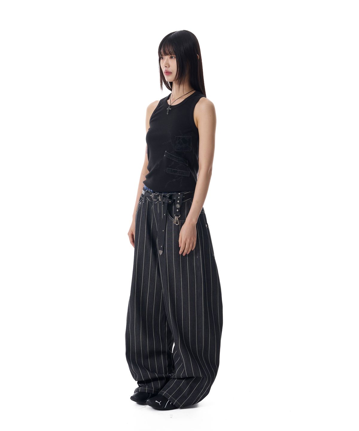 아캄(AAKAM) Striped Cinch Back Denim Pants (Black)