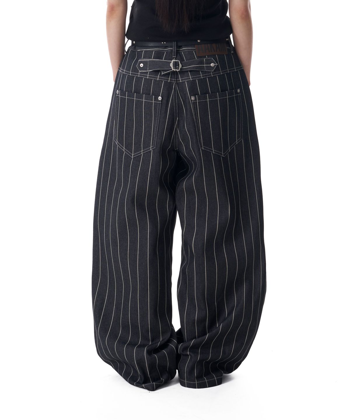 아캄(AAKAM) Striped Cinch Back Denim Pants (Black)