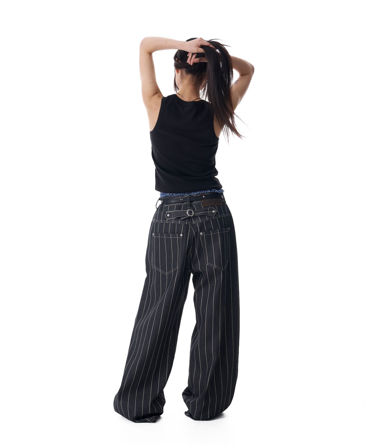 아캄(AAKAM) Striped Cinch Back Denim Pants (Black)