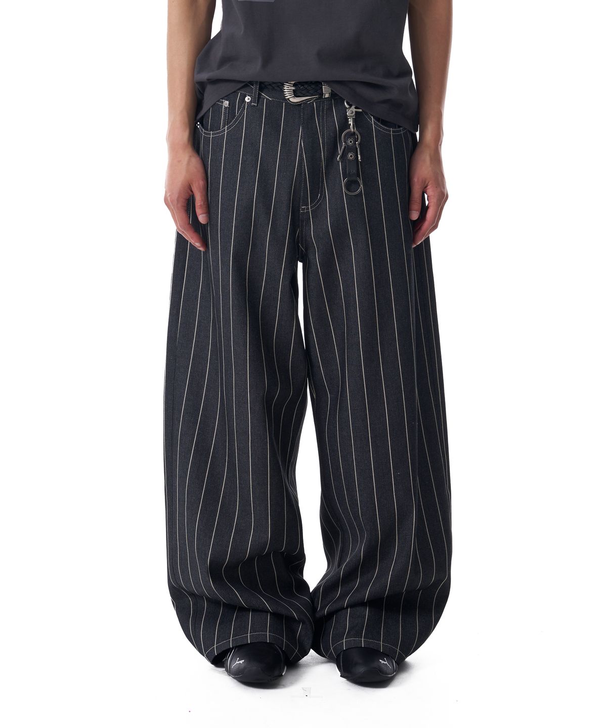 아캄(AAKAM) Striped Cinch Back Denim Pants (Black)