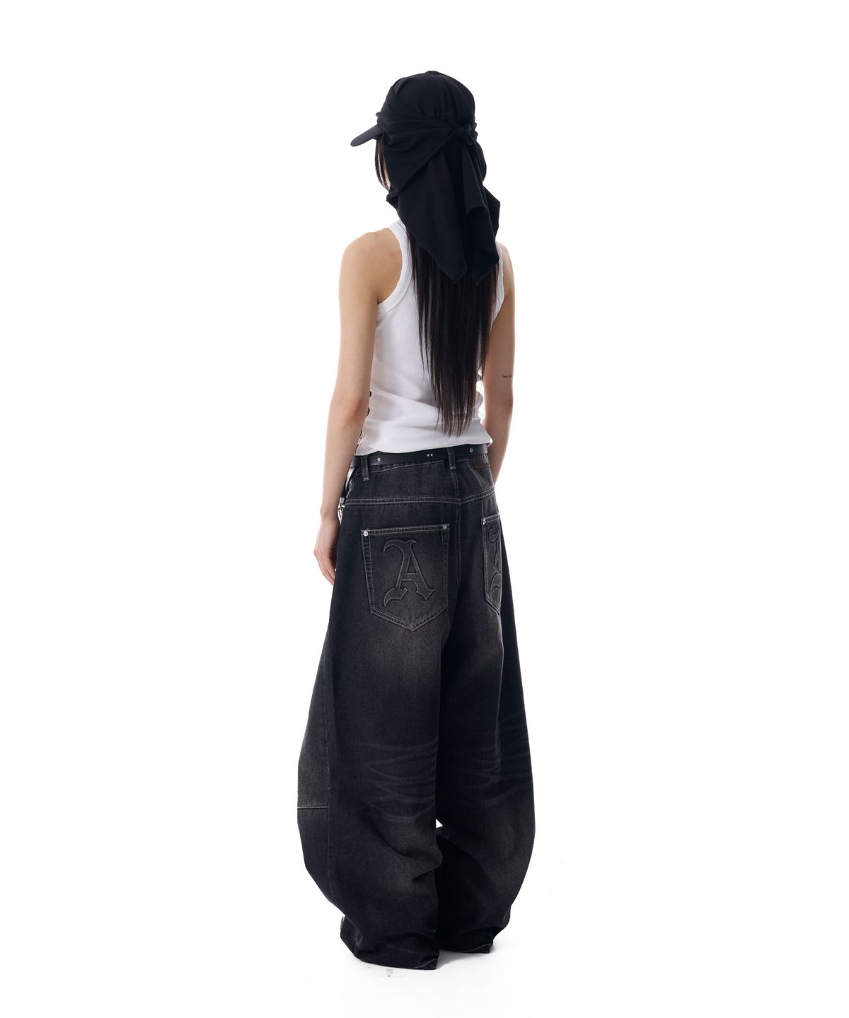 아캄(AAKAM) Embossing Logo Denim Pants (Black)