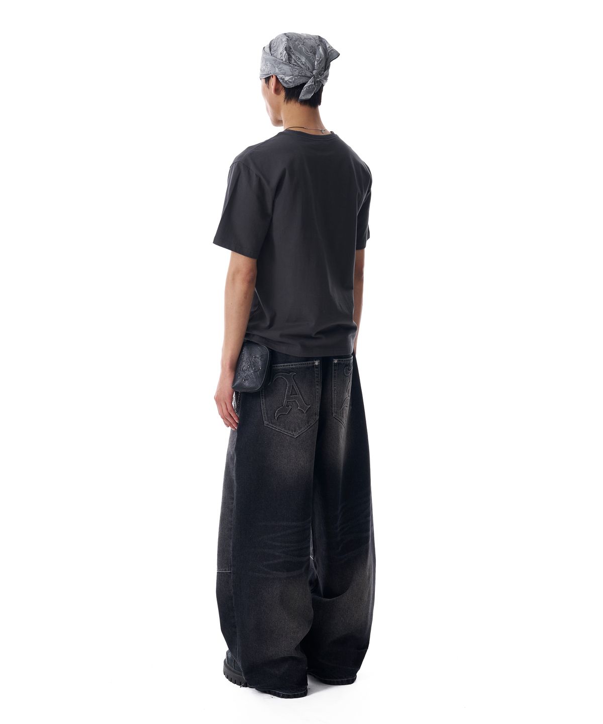 아캄(AAKAM) Embossing Logo Denim Pants (Black)