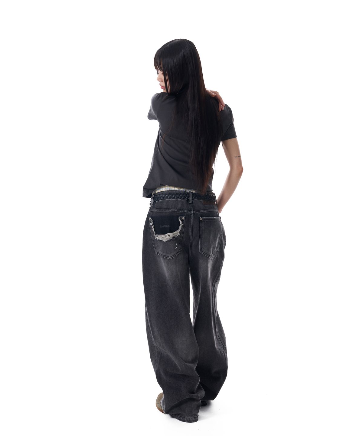 아캄(AAKAM) Grunge Patch Half Top (Dark Gray)