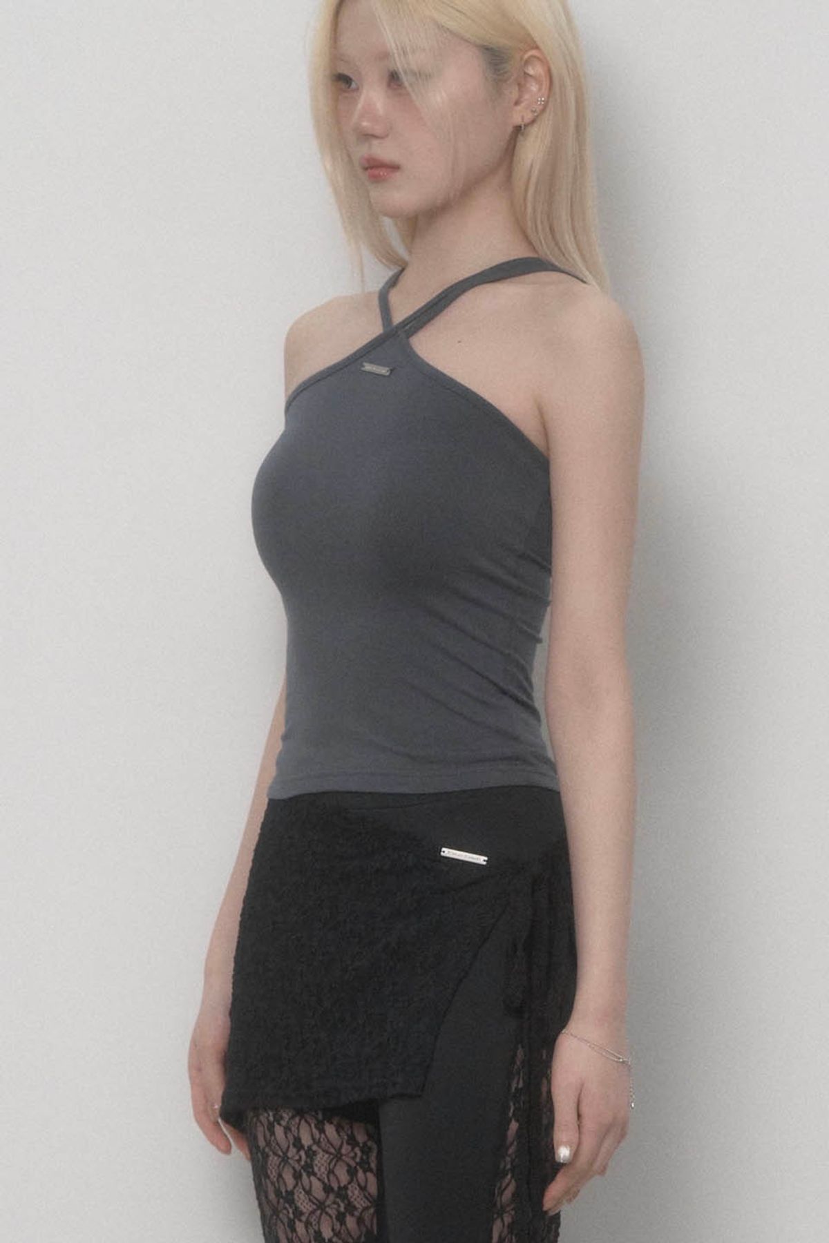 에트오소메(ETRE AU SOMMET) Halter Strap Basic Sleeveless Top (Charcoal)