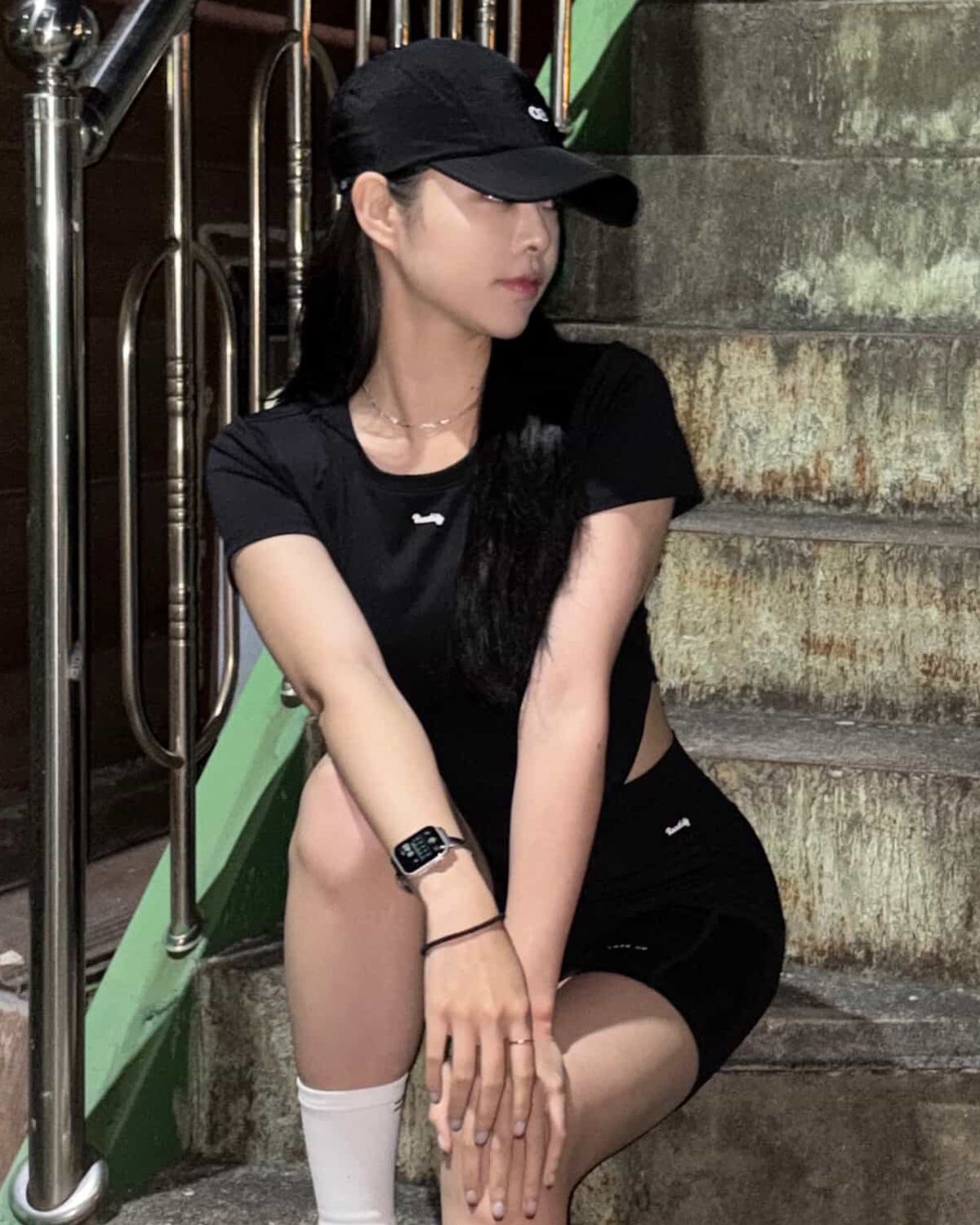 리액티파이(REACTIFY) Womens semi Cropped T-Shirt Black