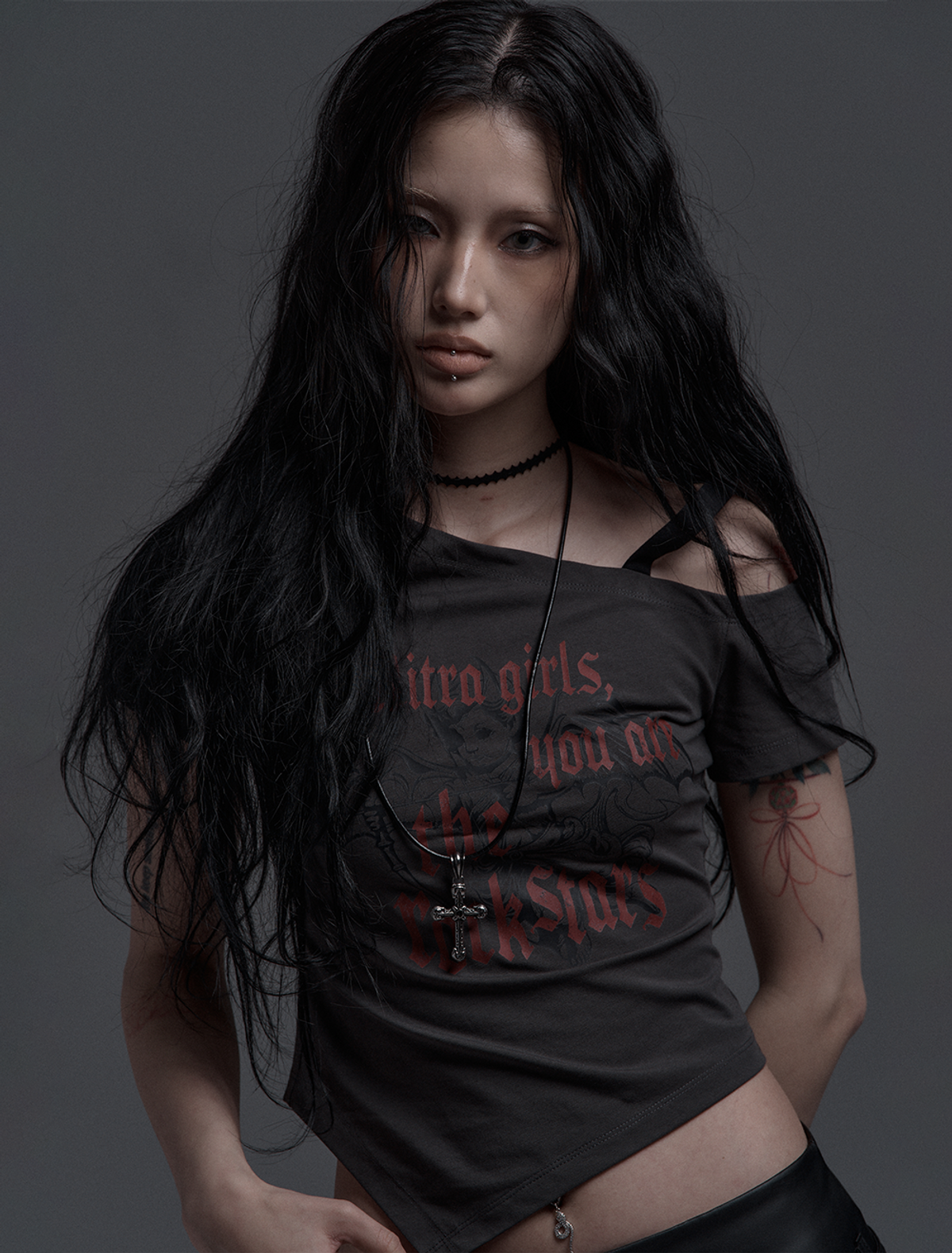 미트라(MITRA) 원숄더 그래픽 반팔티 _Dark Grey