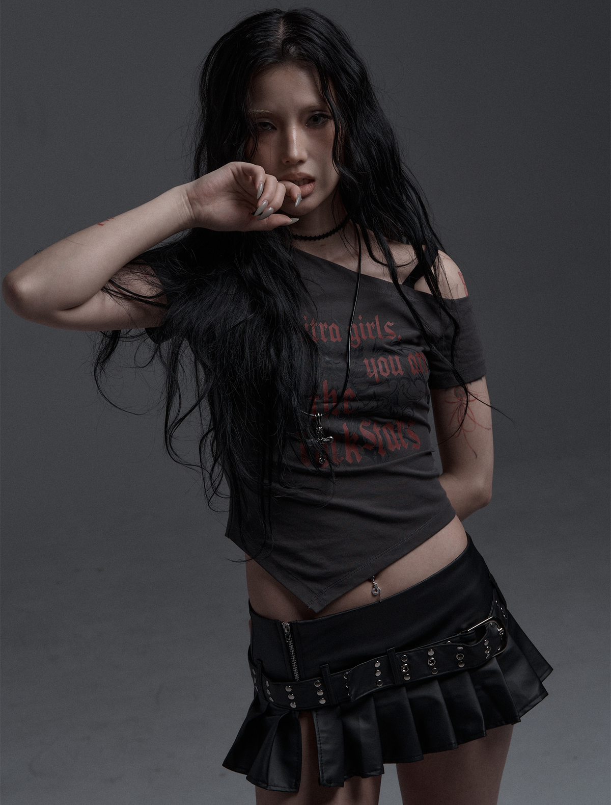 미트라(MITRA) 원숄더 그래픽 반팔티 _Dark Grey