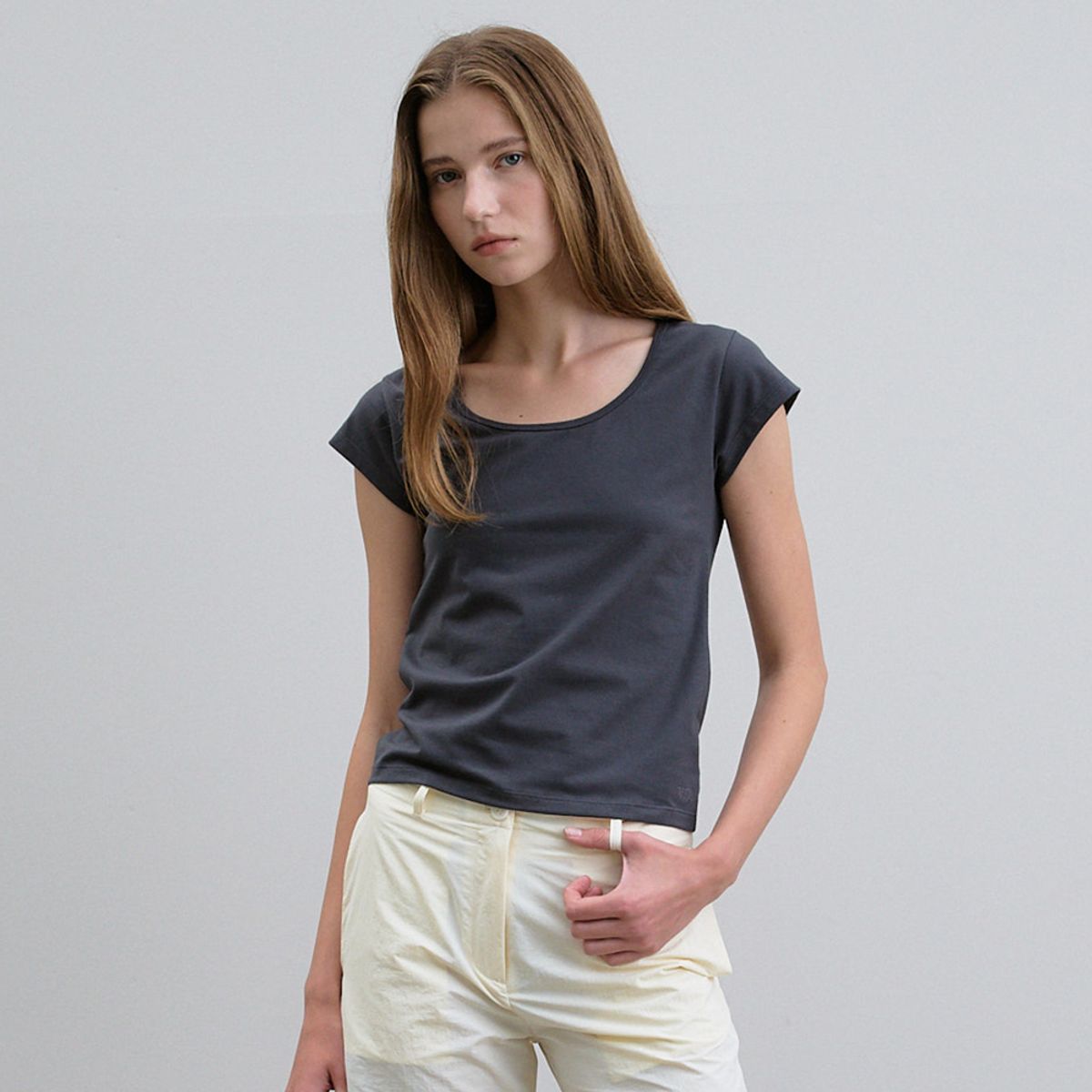 노우드(NOEUD) Lean U-neck tee (Charcoal)