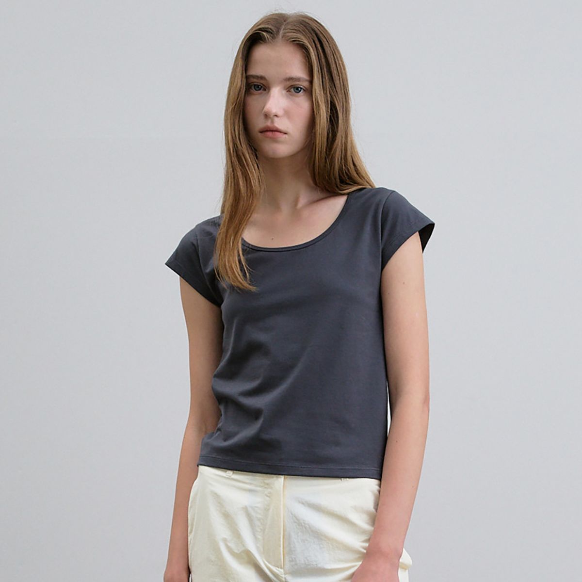 노우드(NOEUD) Lean U-neck tee (Charcoal)