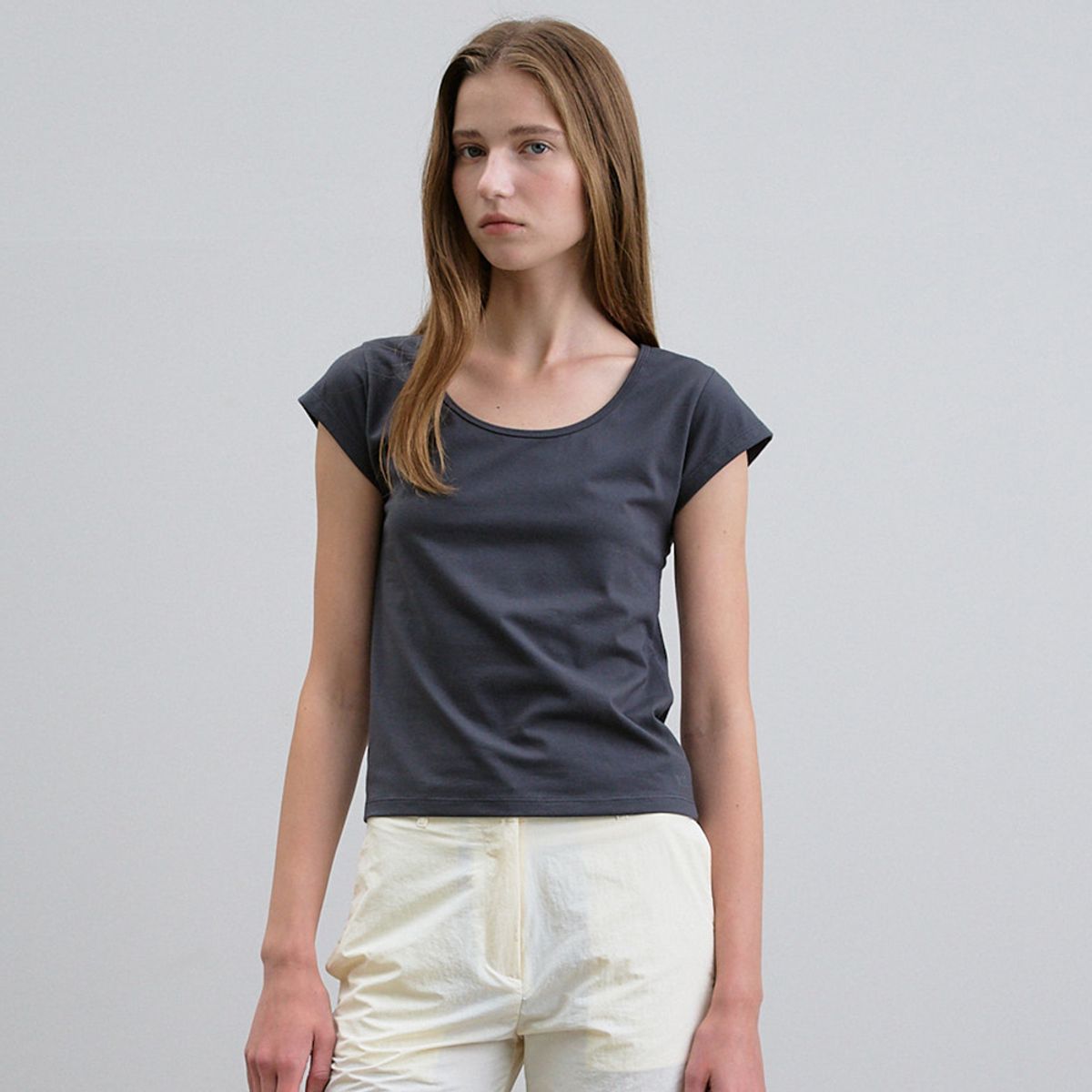 노우드(NOEUD) Lean U-neck tee (Charcoal)
