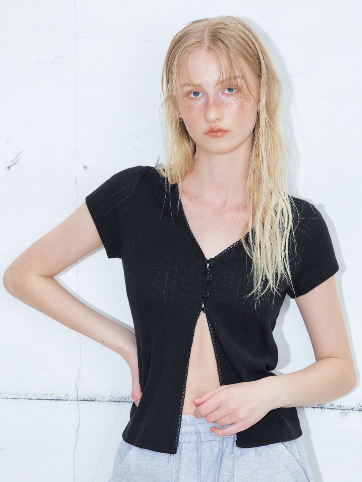 에트몽(ETMON) Eyelet Button Cardigan, Black