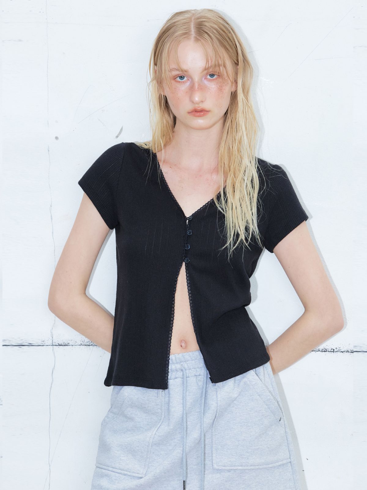 에트몽(ETMON) Eyelet Button Cardigan, Black