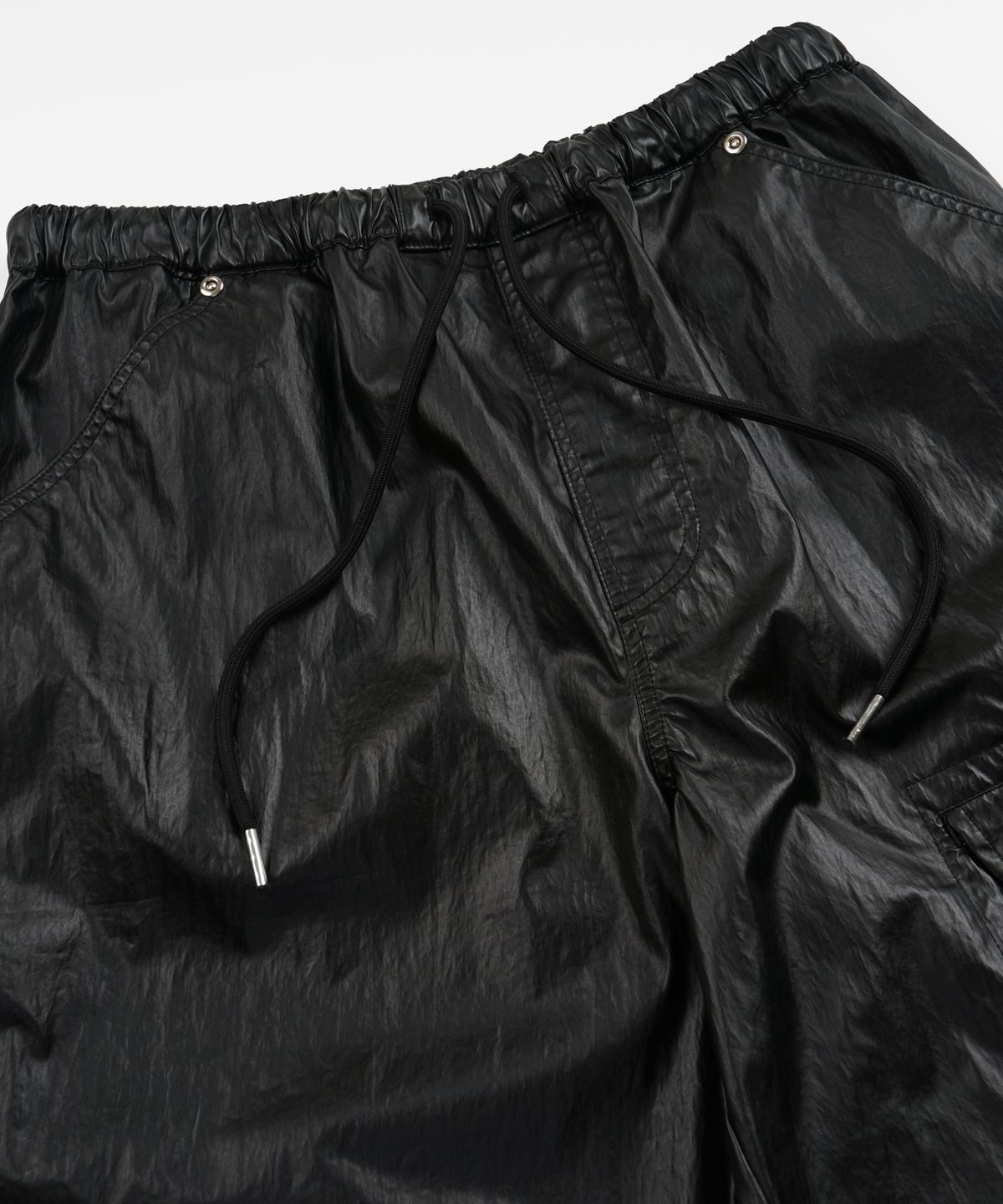 프리즘웍스(FRIZMWORKS) COATED CN SHORTS _ BLACK