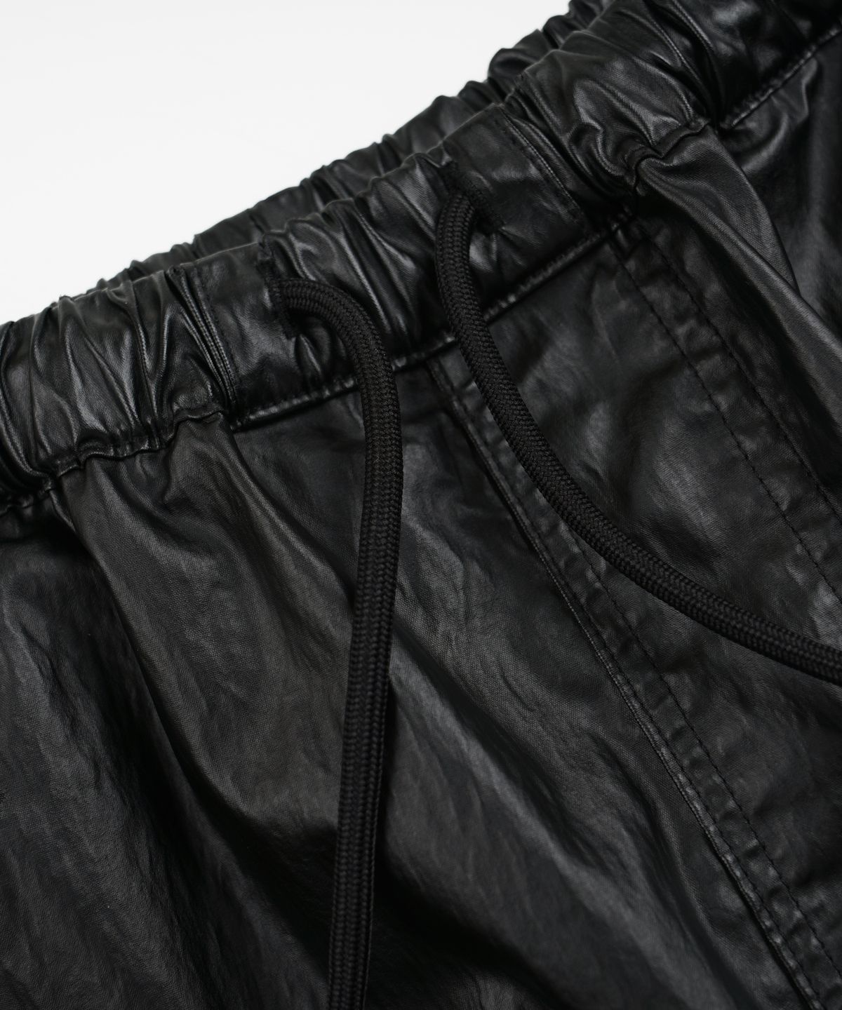 프리즘웍스(FRIZMWORKS) COATED CN SHORTS _ BLACK