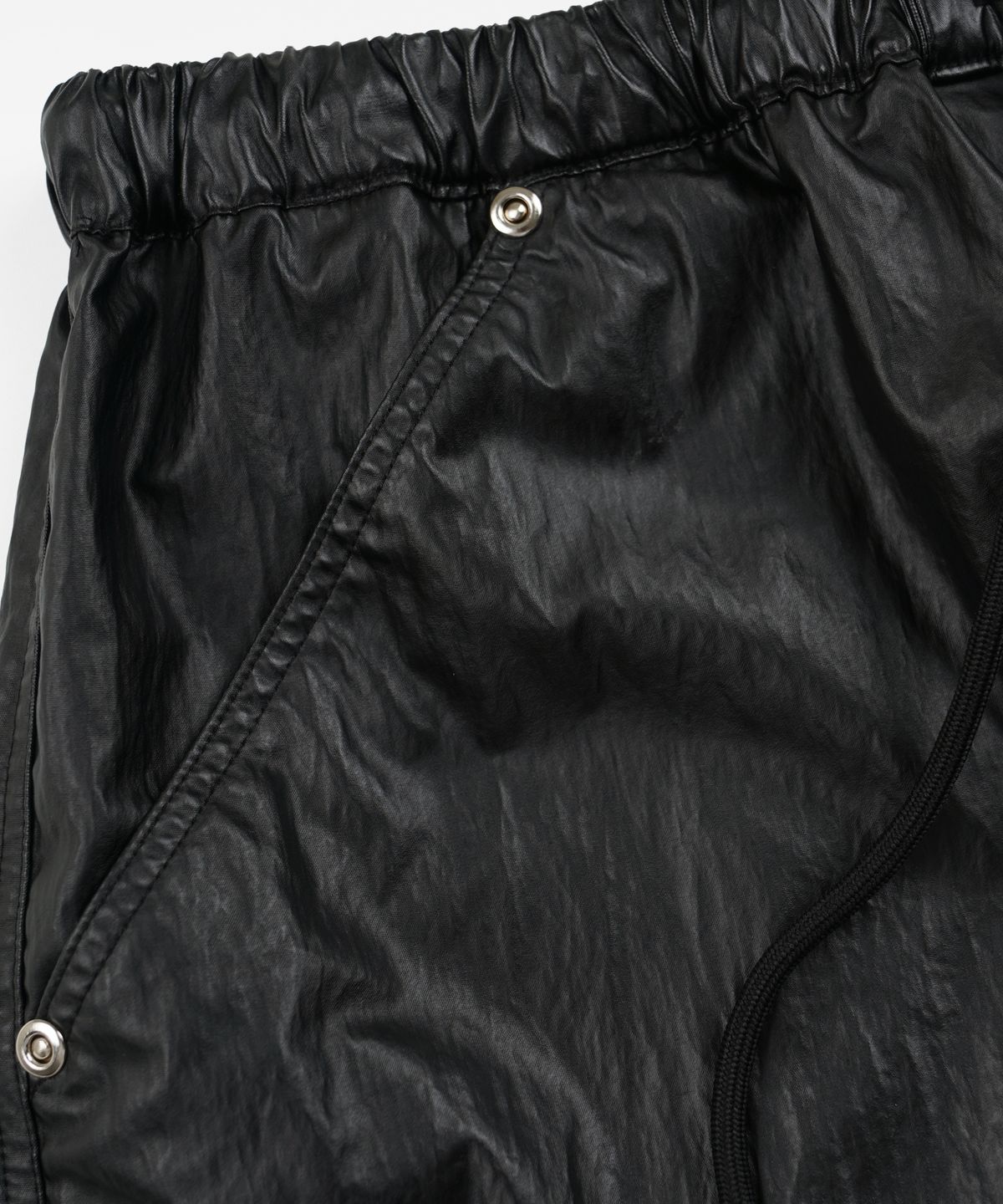 프리즘웍스(FRIZMWORKS) COATED CN SHORTS _ BLACK
