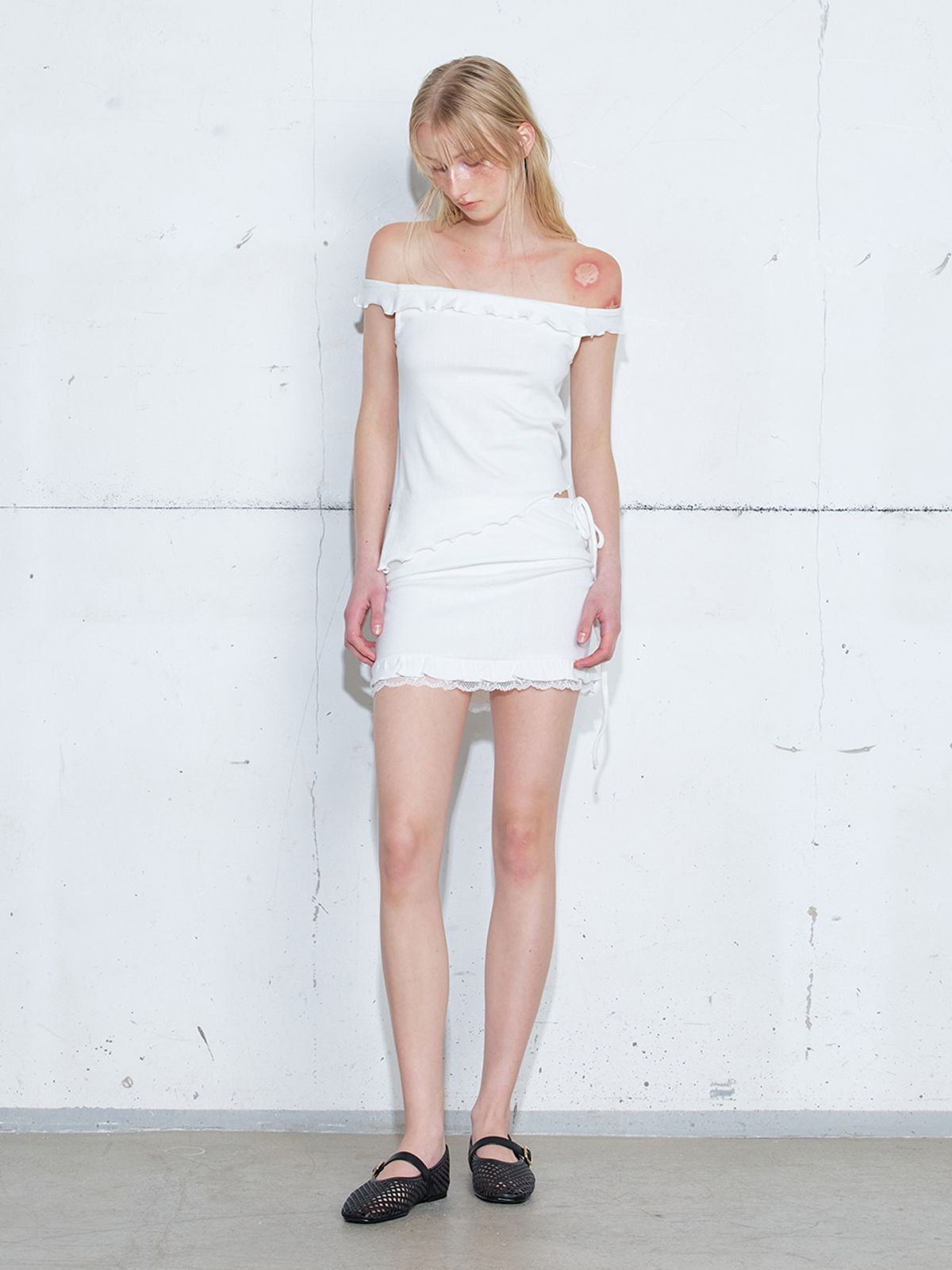 에트몽(ETMON) Eyelet Ruffle Off Shoulder T-Shirt, White