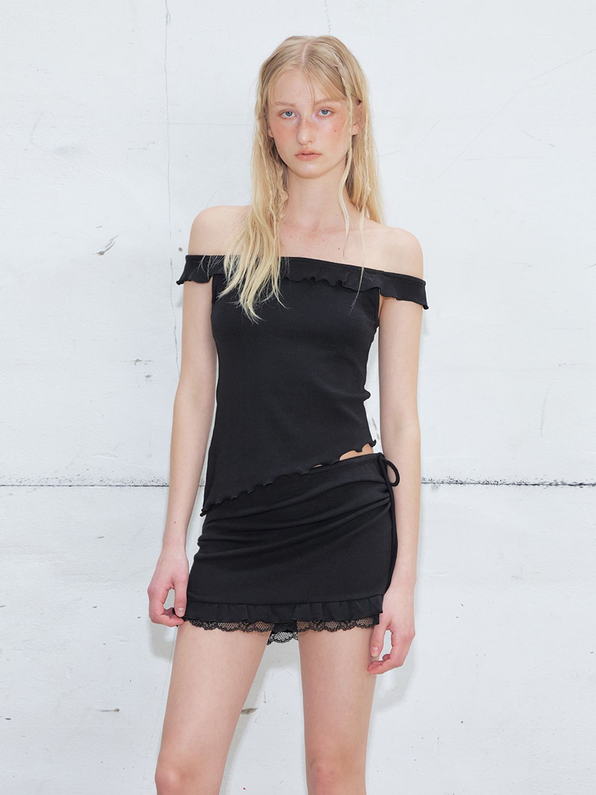 에트몽(ETMON) Eyelet Ruffle Off Shoulder T-Shirt, Black