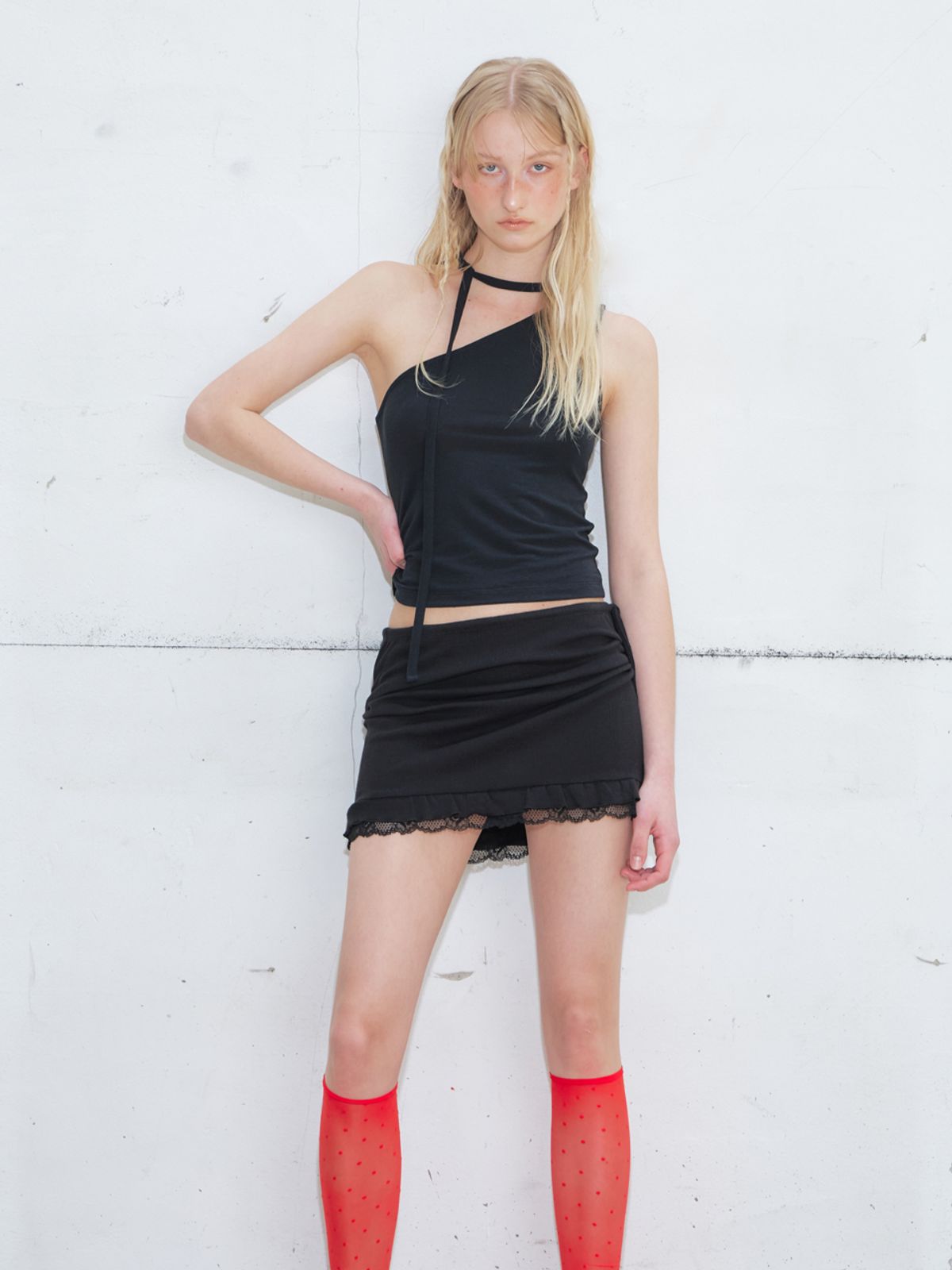 에트몽(ETMON) Tie One Shoulder Sleeveless Top, Black