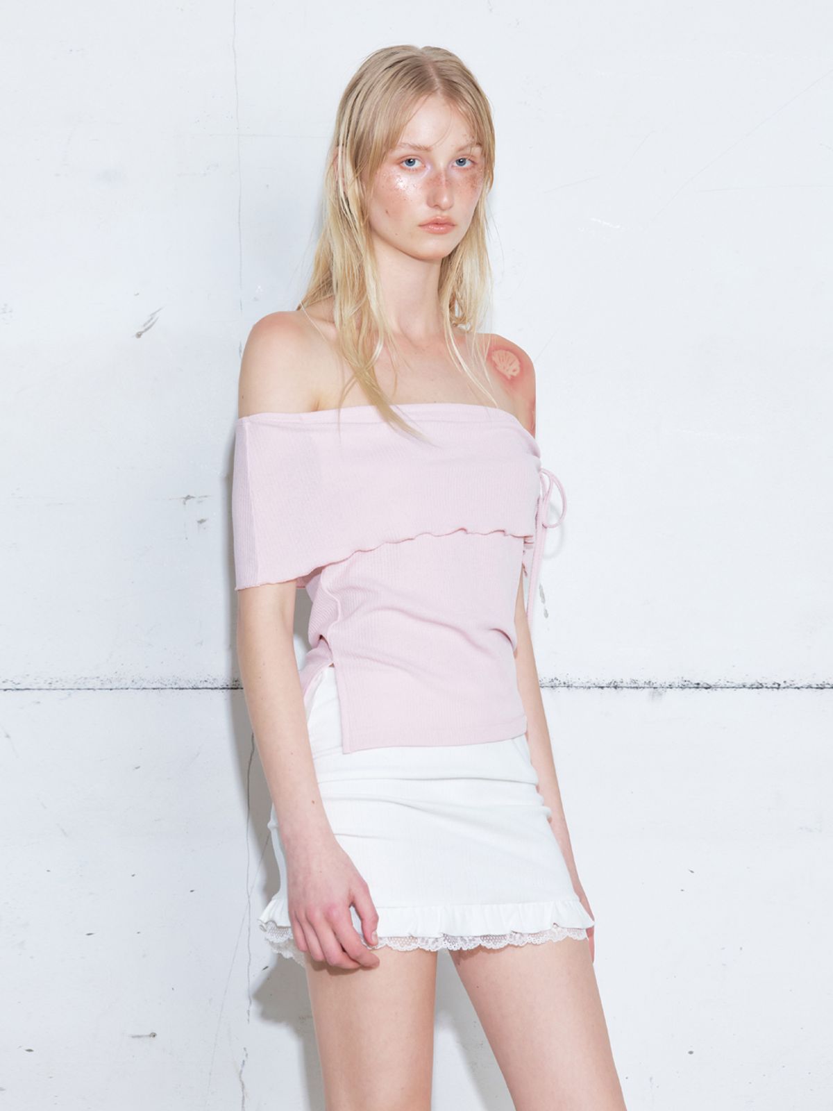 에트몽(ETMON) String Off Shoulder T-Shirt, Pink