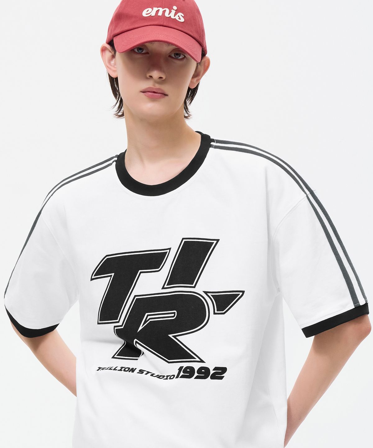 트릴리온(TRILLION) 트랙 라인 그래픽 링거 하프 티셔츠_화이트