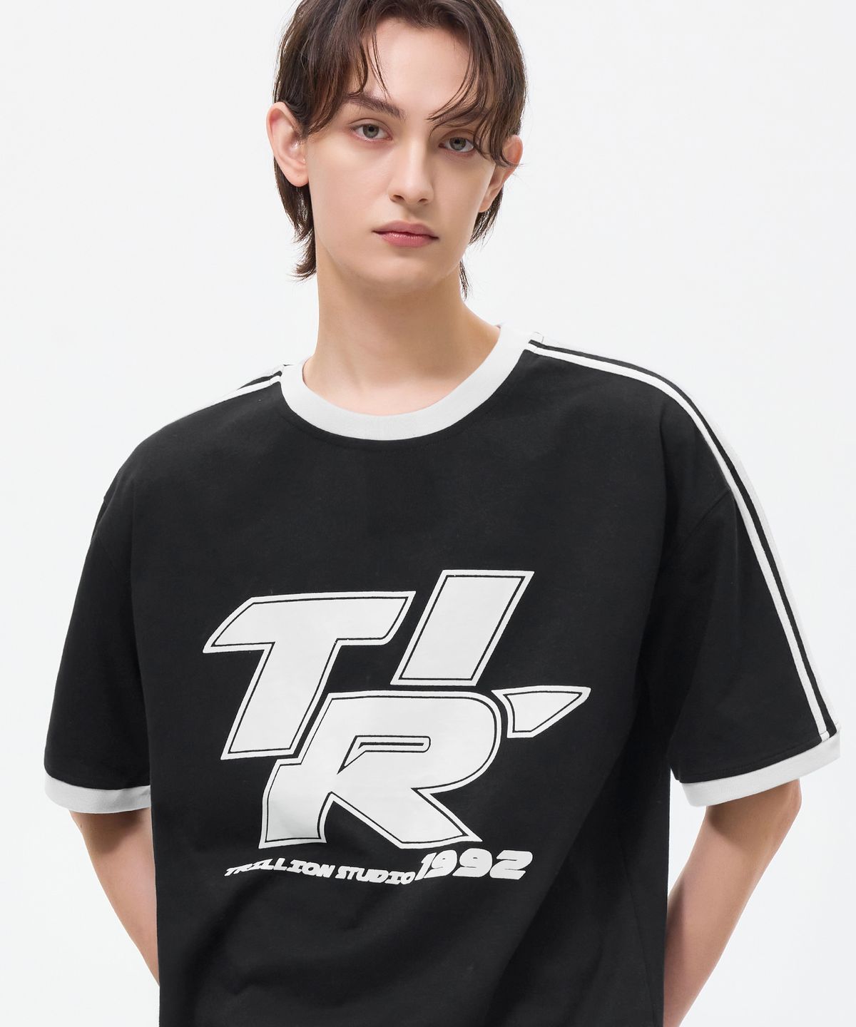 트릴리온(TRILLION) 트랙 라인 그래픽 링거 하프 티셔츠_블랙
