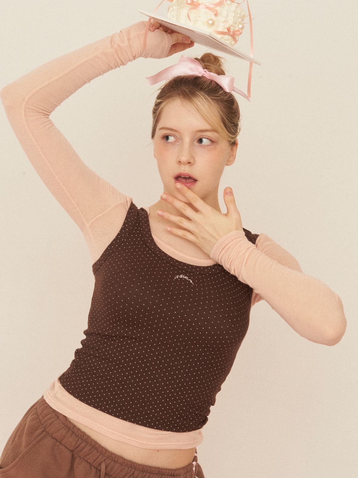 스웻스윗(SWEATSWEET) DOT RIBBON SLEEVELESS TOP - BROWN