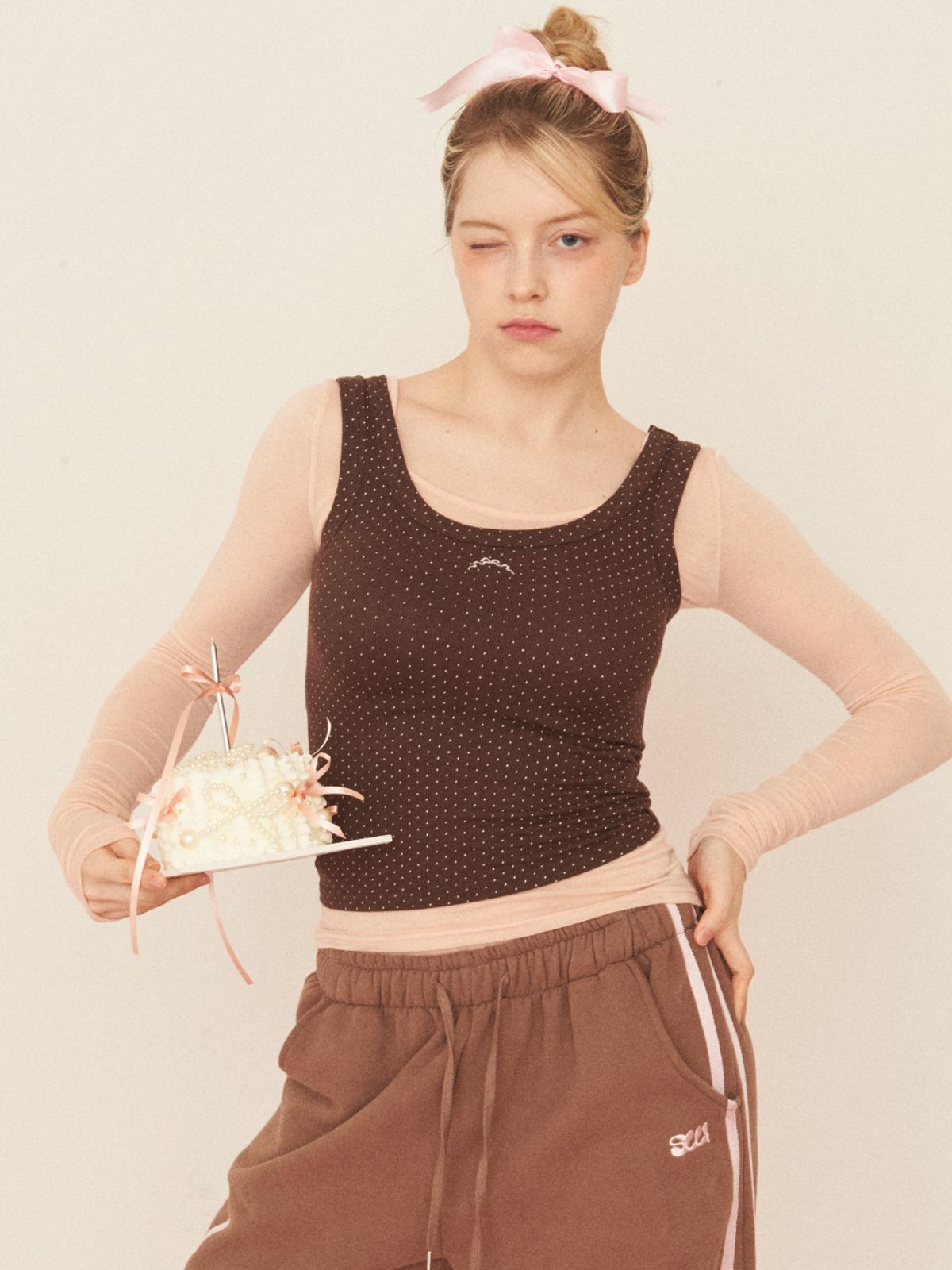 스웻스윗(SWEATSWEET) DOT RIBBON SLEEVELESS TOP - BROWN