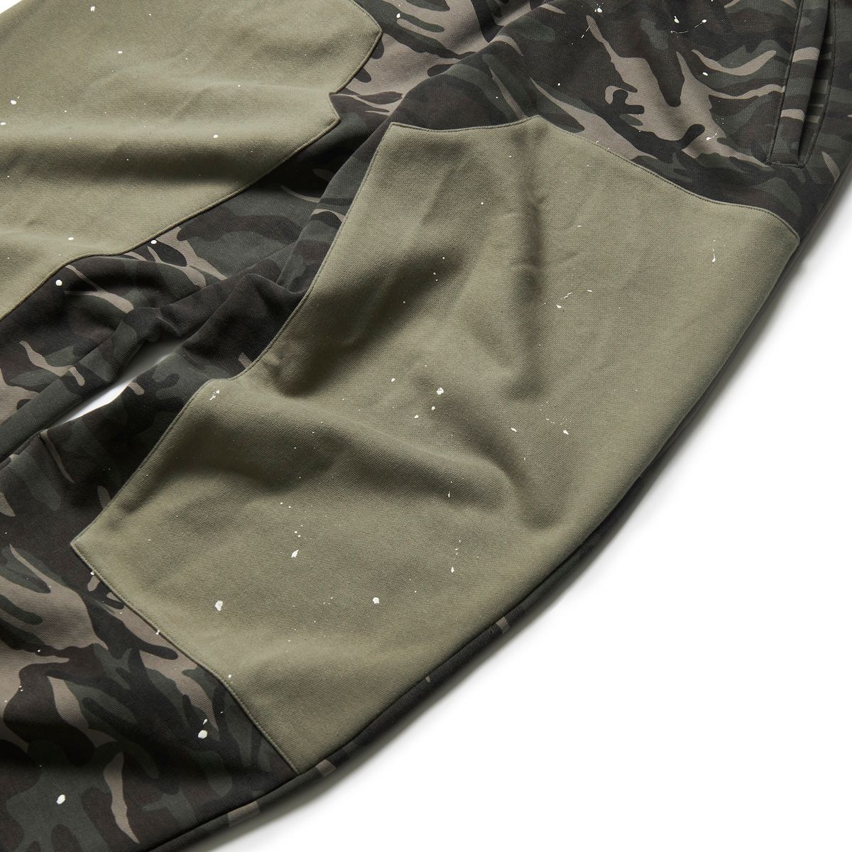 가먼츠팹(GARMENTS FAB) Camo Carpenter Painted Sweatpants (GREEN)