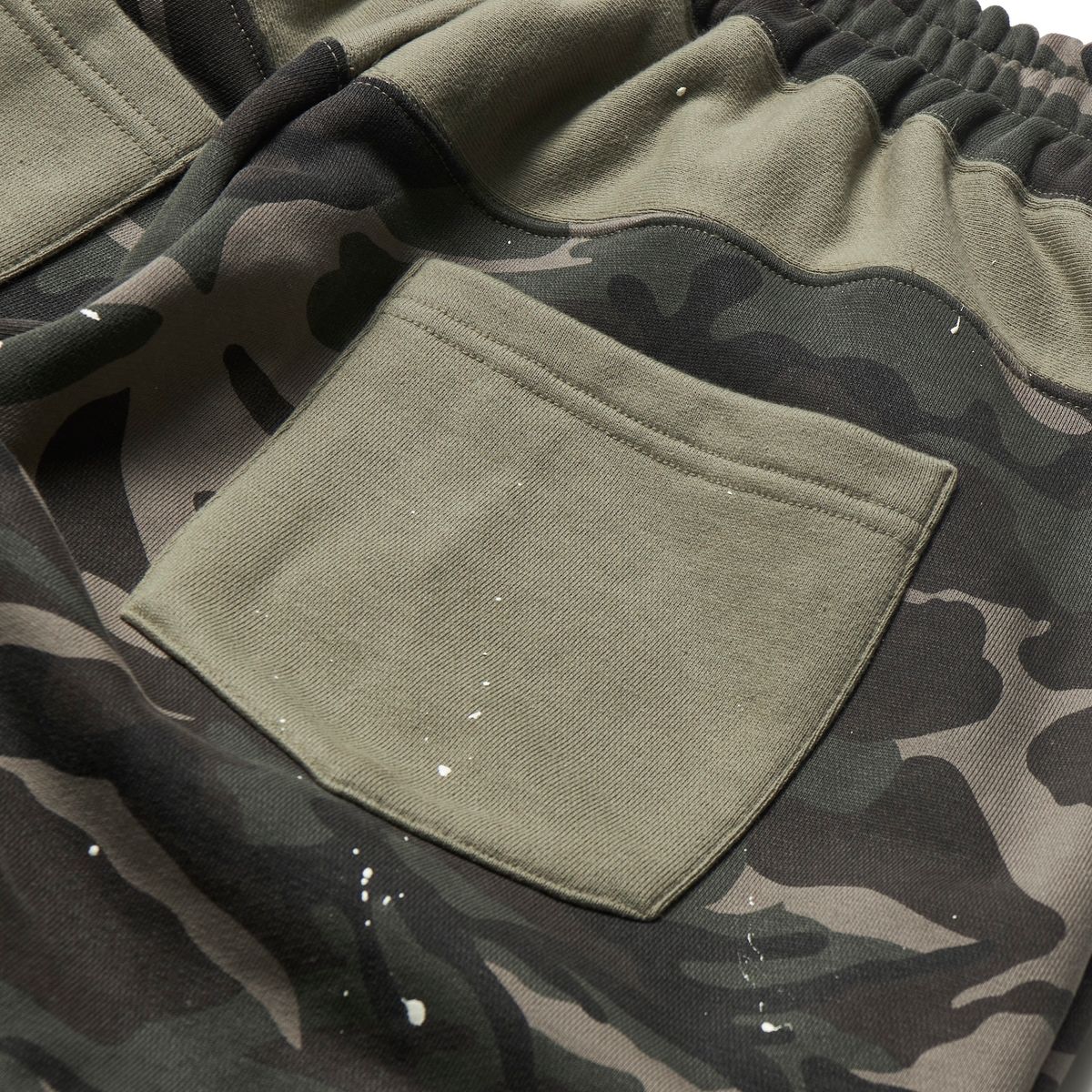가먼츠팹(GARMENTS FAB) Camo Carpenter Painted Sweatpants (GREEN)