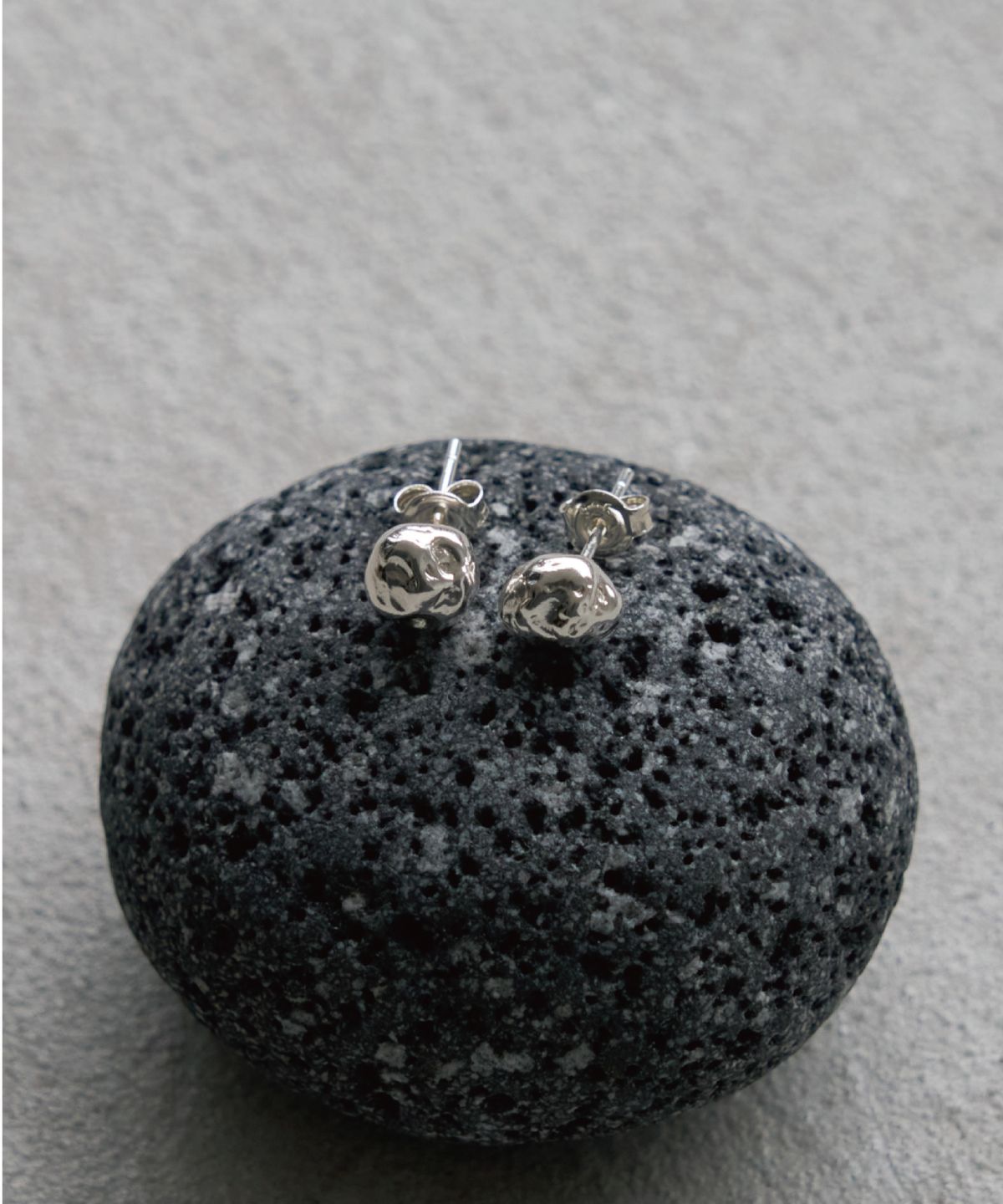 투쉐이드(TOUCHÉD) PEBBLE EARRING 01