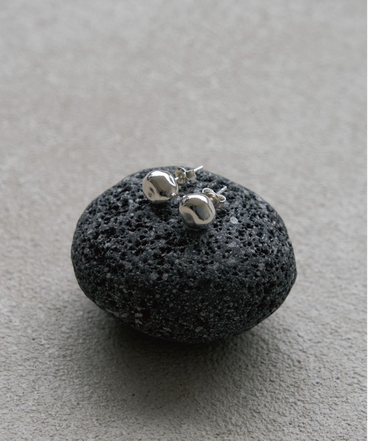 투쉐이드(TOUCHÉD) PEBBLE EARRING 02