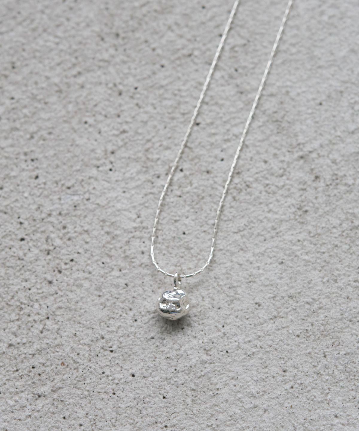 투쉐이드(TOUCHÉD) PEBBLE NECKLACE 01