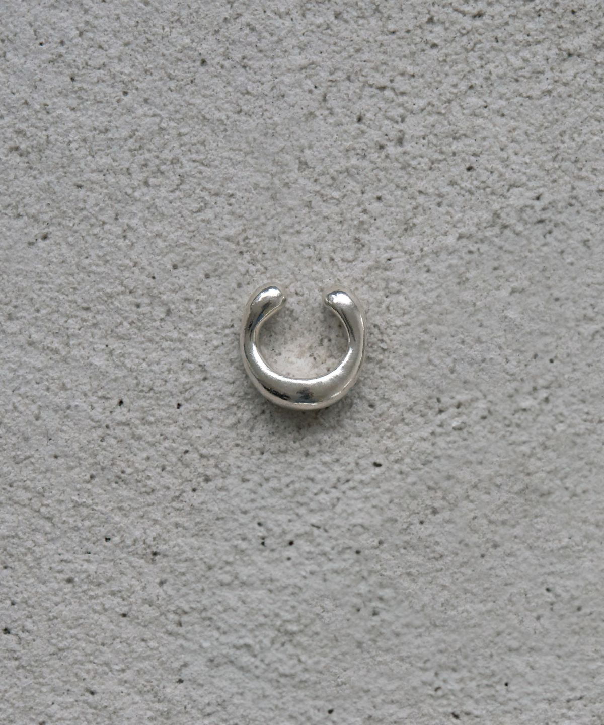 투쉐이드(TOUCHÉD) PEBBLE EARCUFF 01