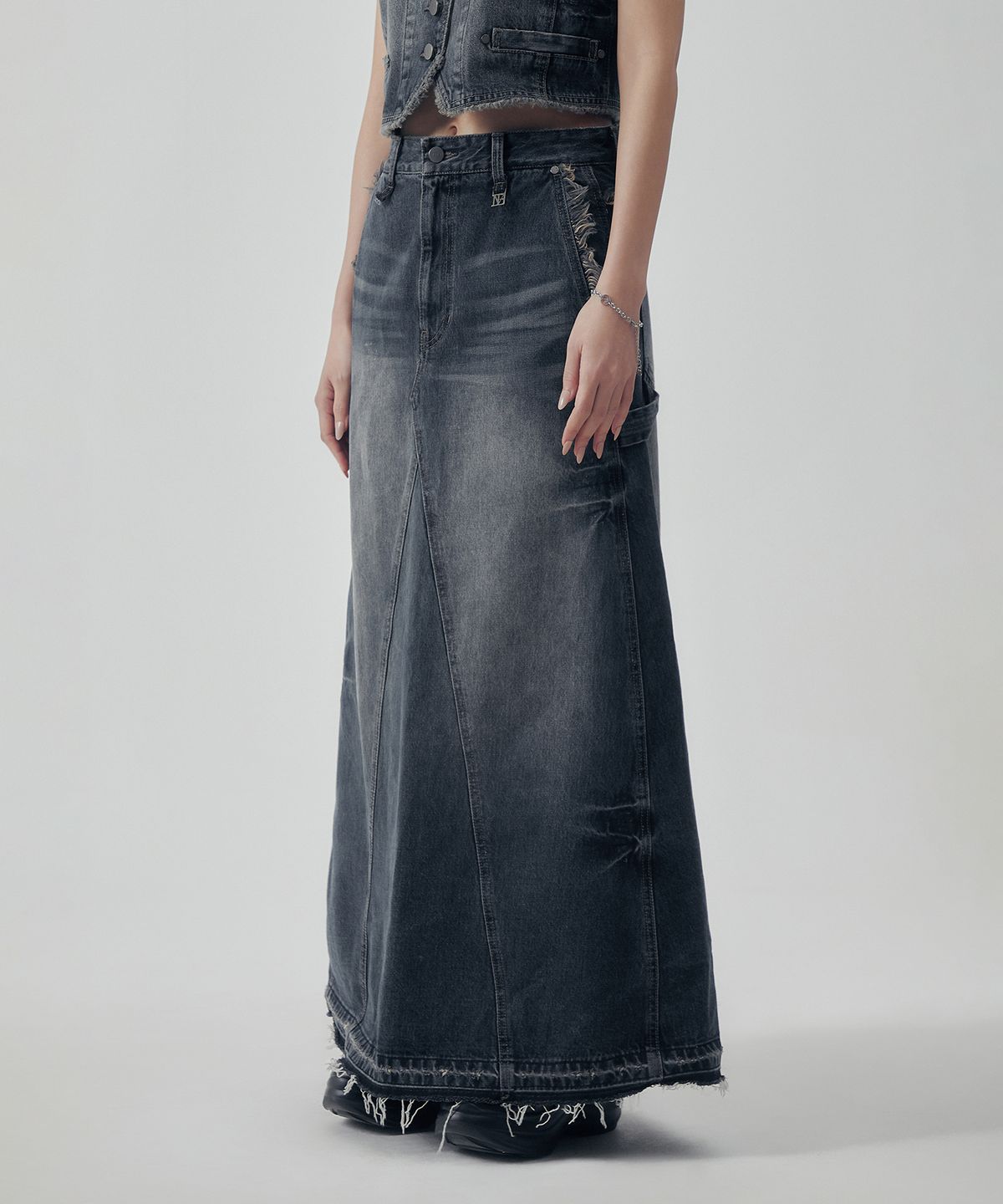 트리밍버드(TREEMINGBIRD) Vintage Frayed Denim Set-up Skirt [ Navy ]