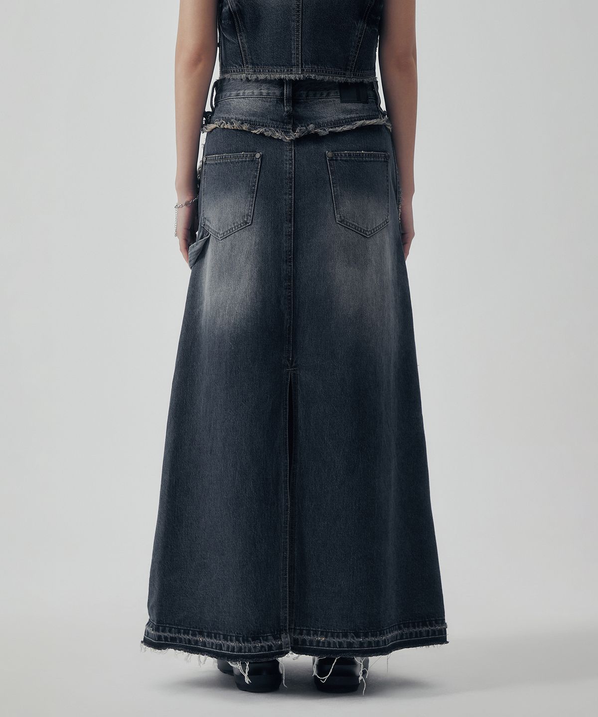 트리밍버드(TREEMINGBIRD) Vintage Frayed Denim Set-up Skirt [ Navy ]