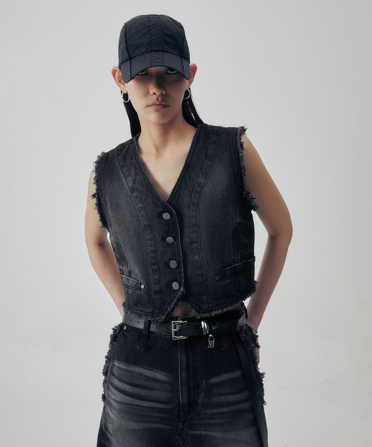 트리밍버드(TREEMINGBIRD) Vintage Frayed Denim Set-up Vest [ Black ]