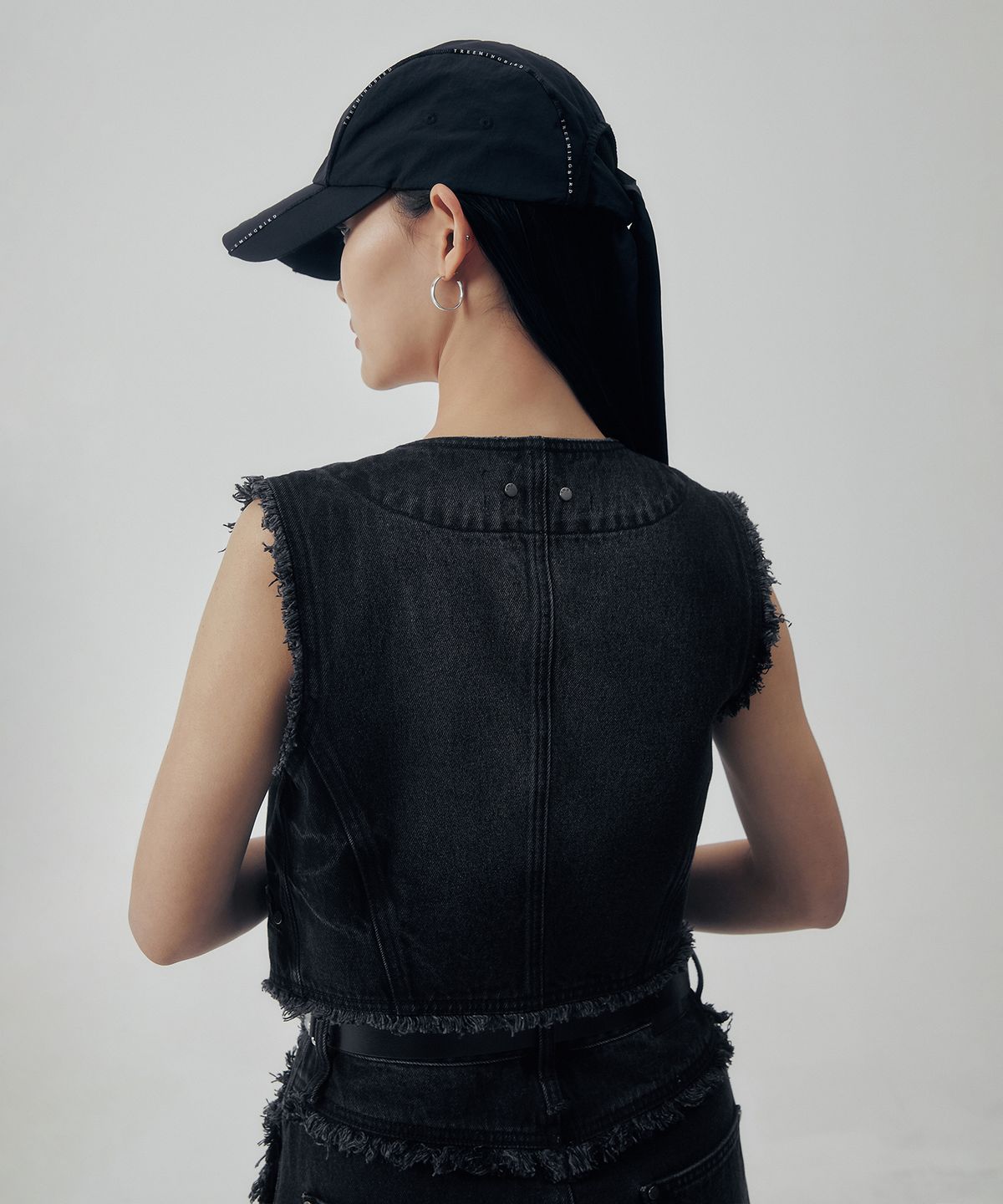 트리밍버드(TREEMINGBIRD) Vintage Frayed Denim Set-up Vest [ Black ]