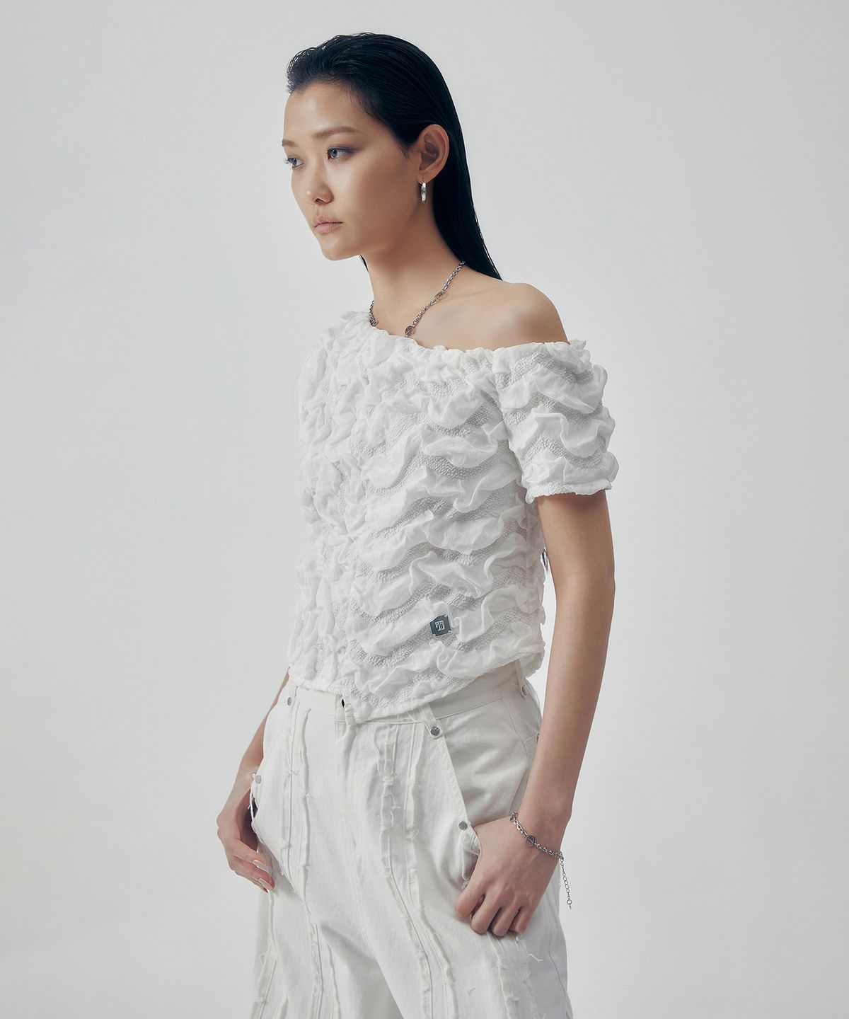 트리밍버드(TREEMINGBIRD) Volume One-shoulder Frill Top [ White ]