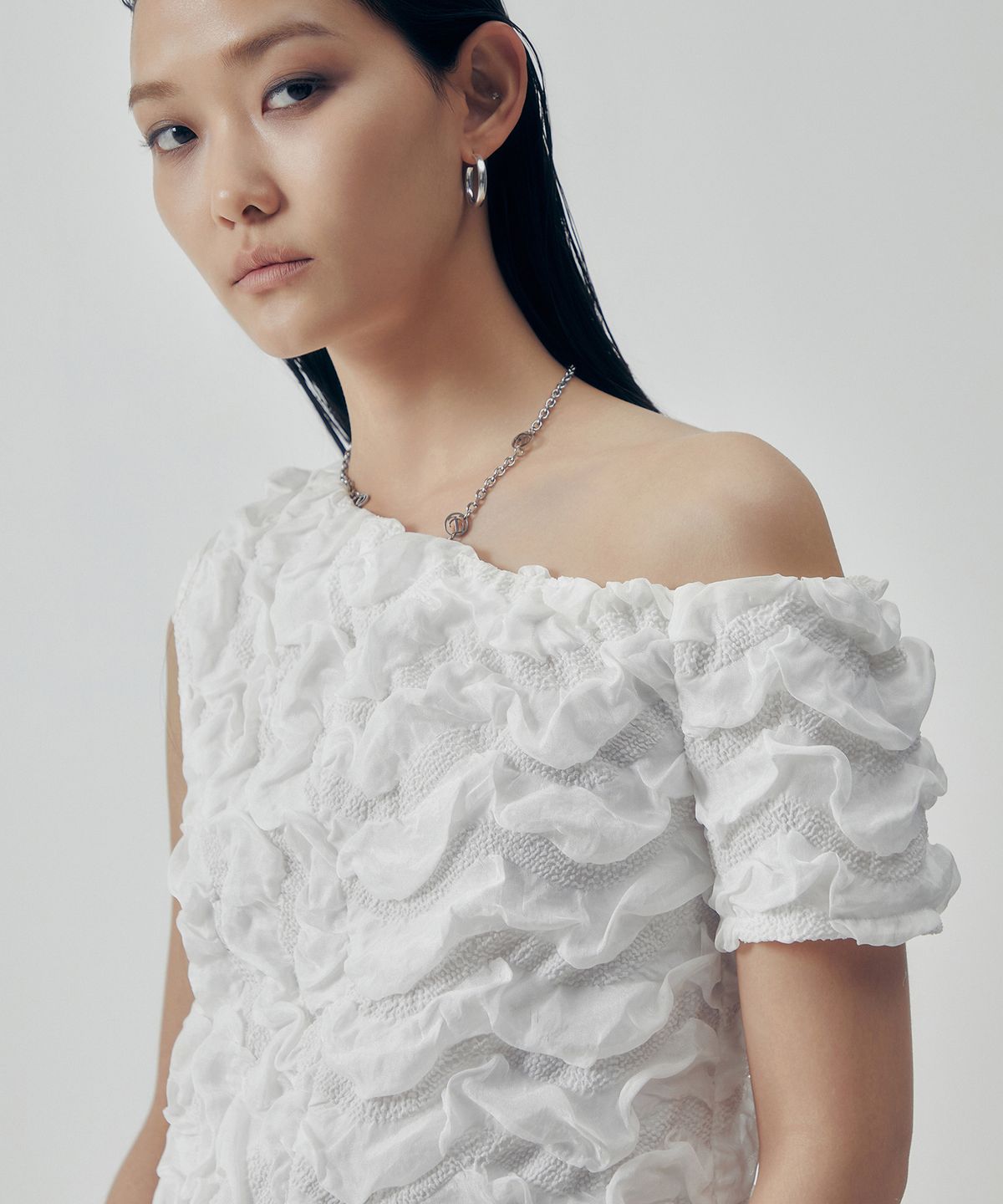 트리밍버드(TREEMINGBIRD) Volume One-shoulder Frill Top [ White ]