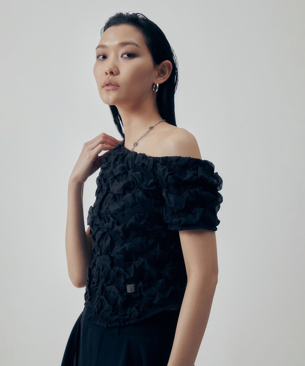 트리밍버드(TREEMINGBIRD) Volume One-shoulder Frill Top [ Black ]