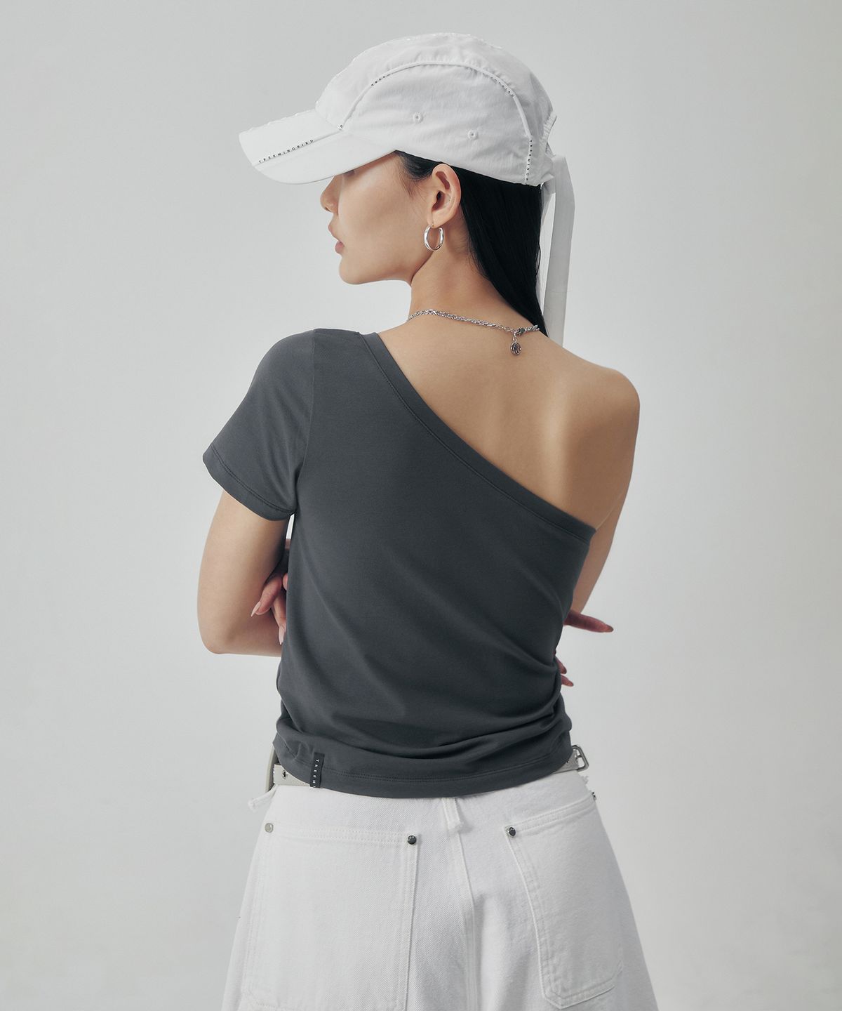 트리밍버드(TREEMINGBIRD) One-Shoulder Sleeve T-shirts [ Charcoal ]