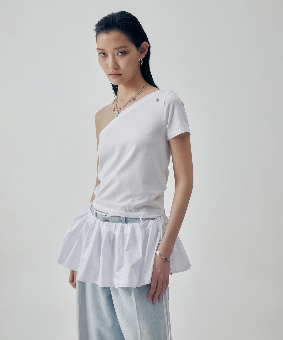 트리밍버드(TREEMINGBIRD) One-Shoulder Sleeve T-shirts [ White ]