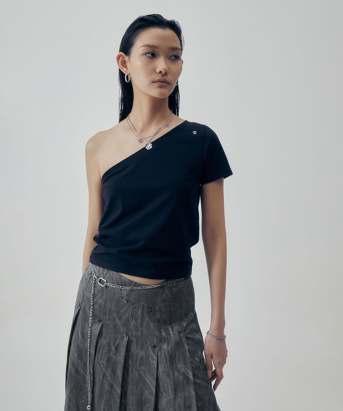 트리밍버드(TREEMINGBIRD) One-Shoulder Sleeve T-shirts [ Black ]