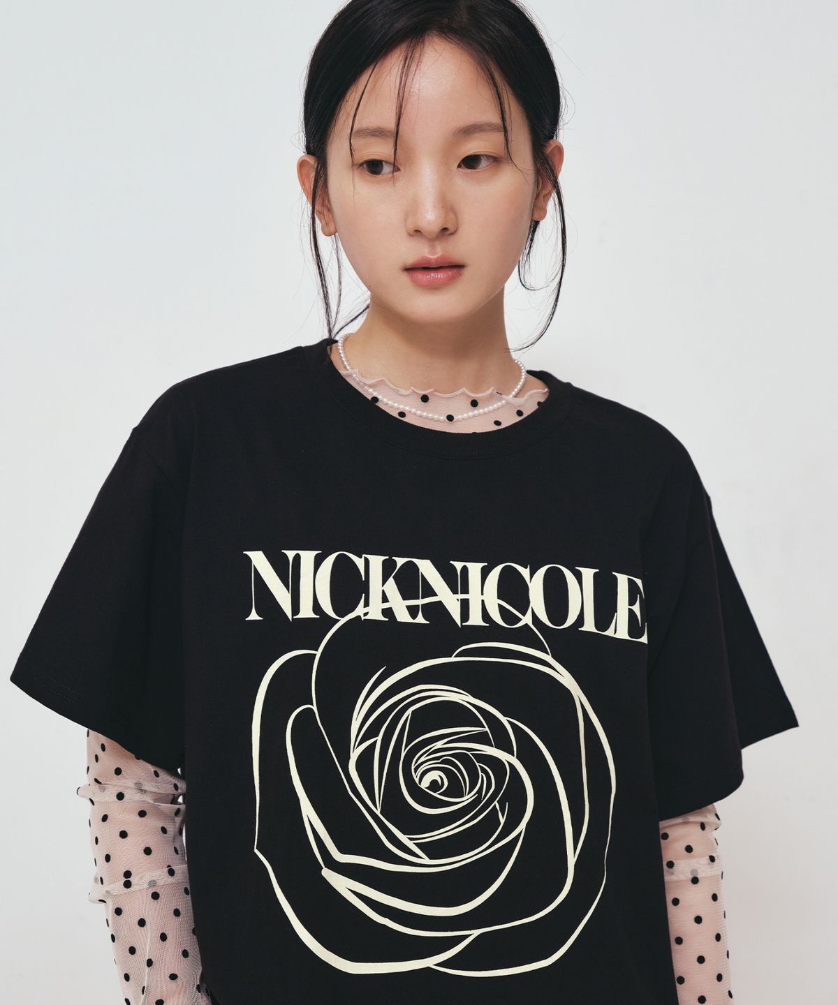 닉앤니콜(NICK&NICOLE) BIG ROSE SLEEVE TOP_BLACK CREAM