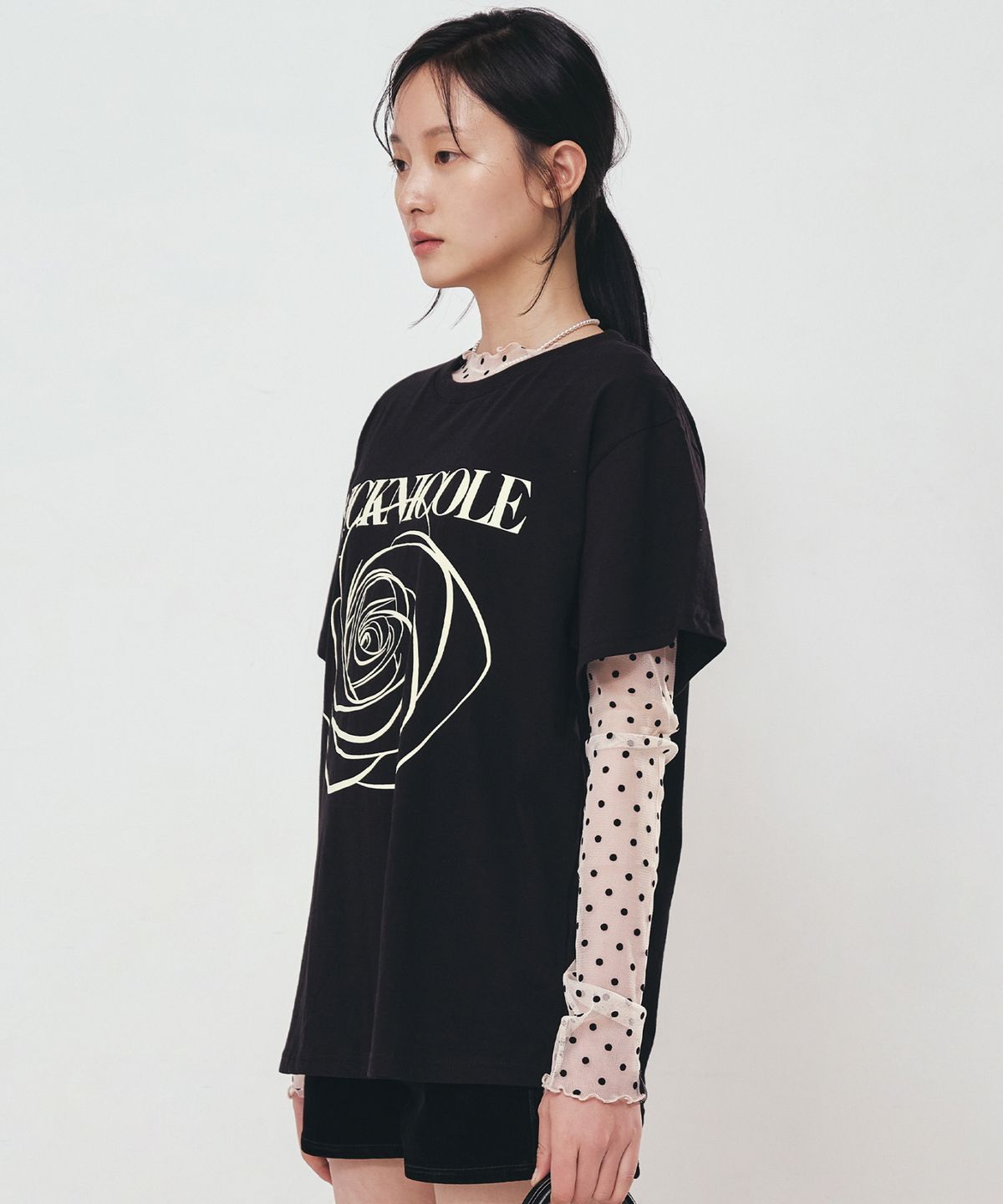 닉앤니콜(NICK&NICOLE) BIG ROSE SLEEVE TOP_BLACK CREAM