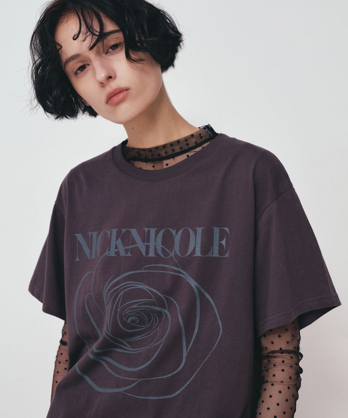 닉앤니콜(NICK&NICOLE) BIG ROSE SLEEVE TOP_CHARCOAL