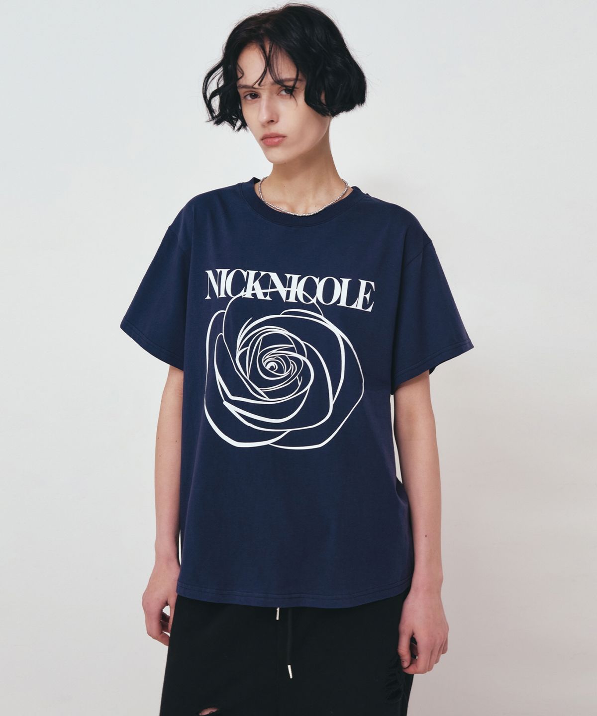 닉앤니콜(NICK&NICOLE) BIG ROSE SLEEVE TOP_NAVY WHITE